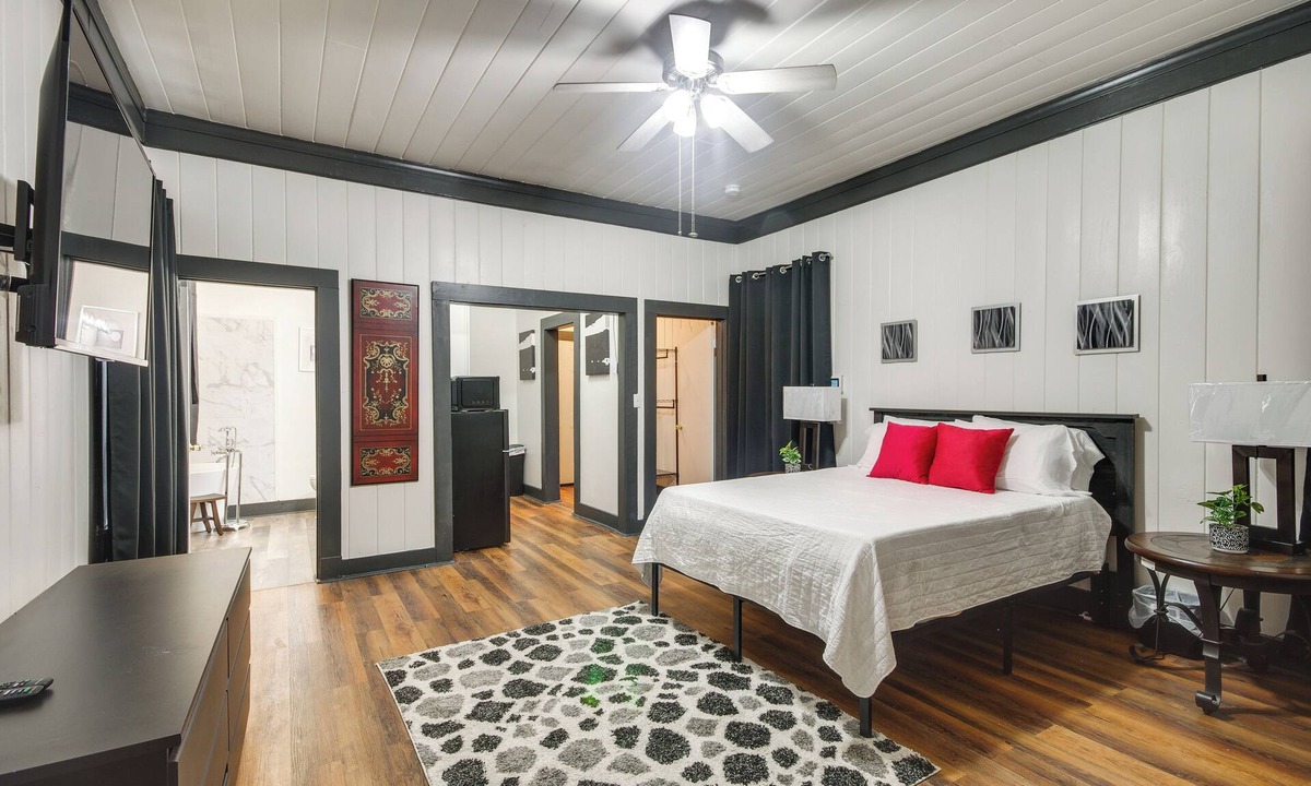 Greenwood Apartment | Modern Greenwood Studio < 1 Mi to Downtown!