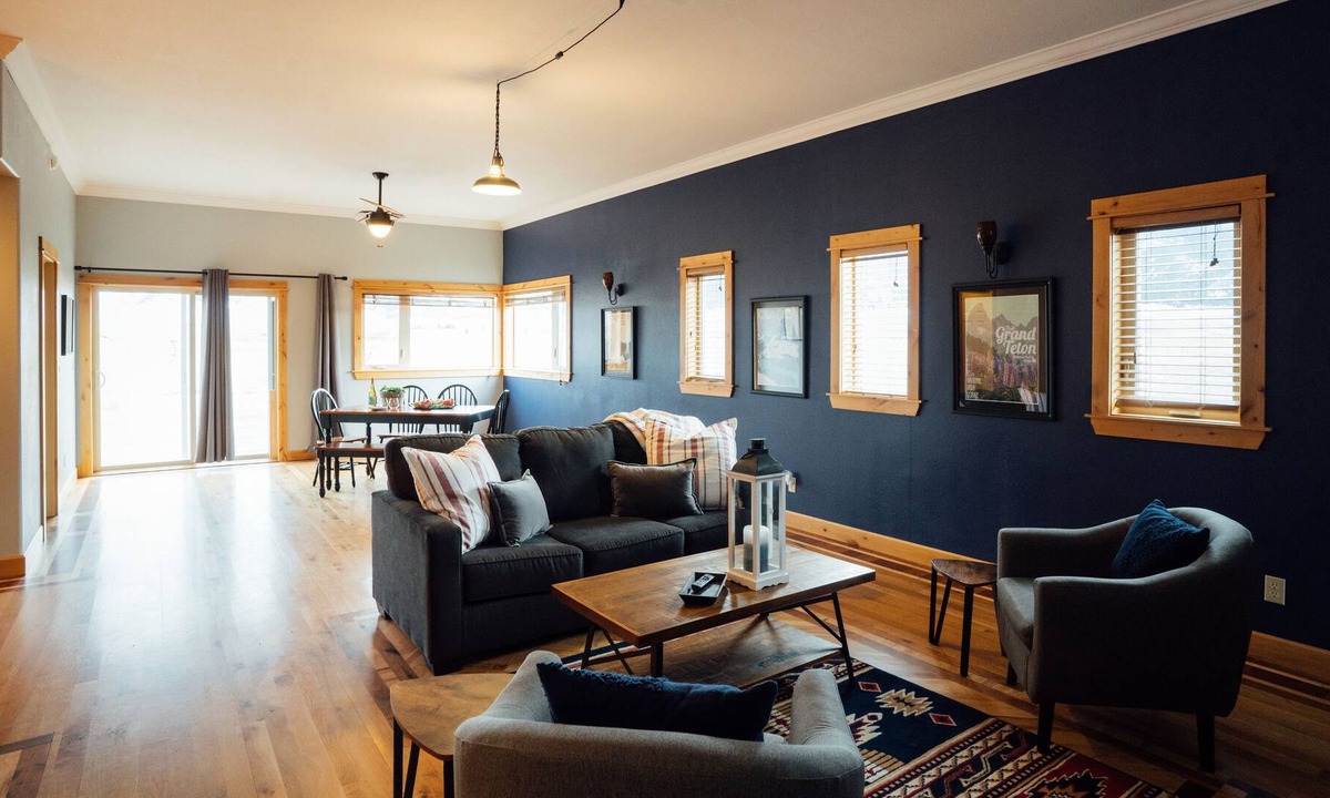 Livingston House | ★ Modern ★ Historic Pray Homestead | Ace Location!
