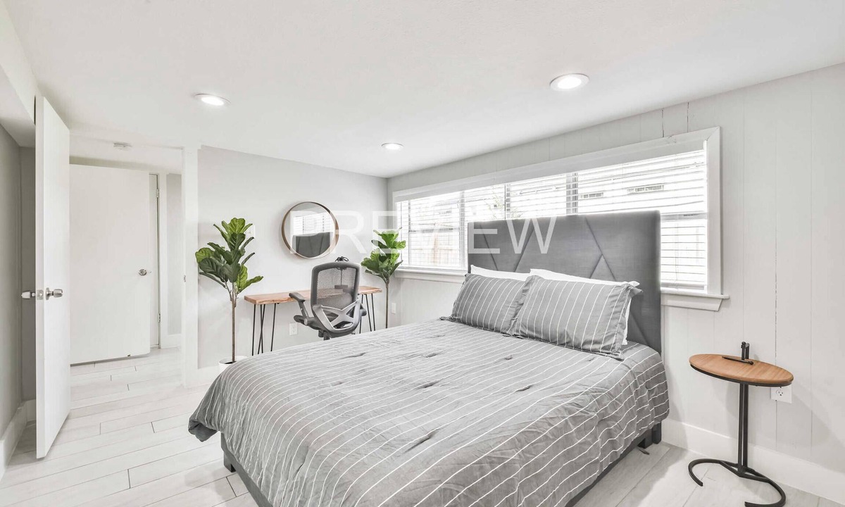 Spring Branch East House | Modern house near downtown galleria memorial mall and hospitals