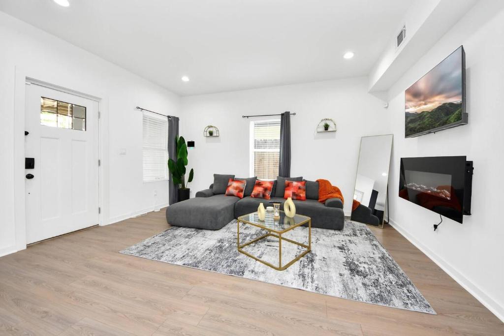 Northeast Houston House | Modern Houston Retreat Near TMC and NRG Sleeps 8