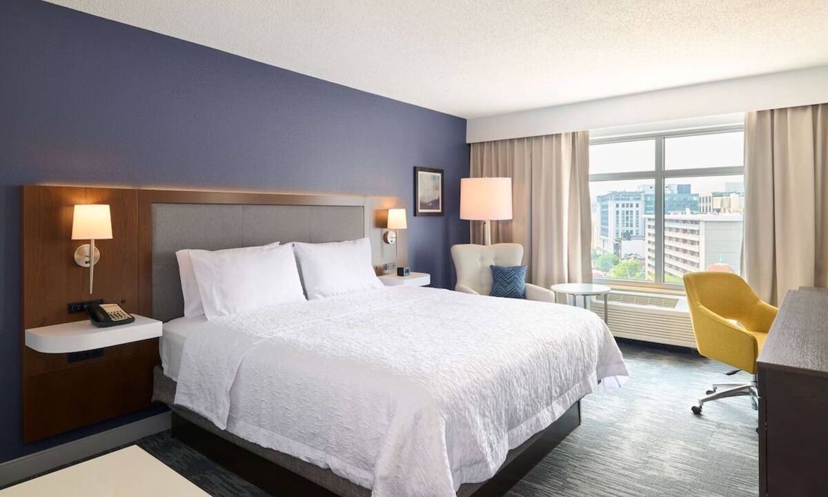 Mount Vernon Triangle Hotel | Modern King Room in Downtown DC Close to Metro, Museums and Attractions
