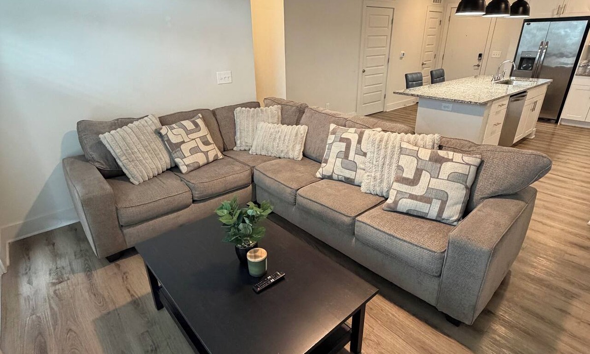 Candler-McAfee Apartment | Modern King Suite Near Mercedes-Benz Stadium
