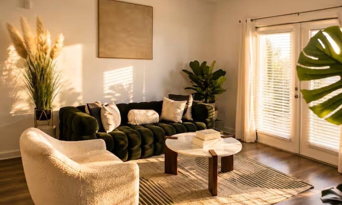Northside Apartment | Modern Lakeview Oasis, King Bed Gym Pool