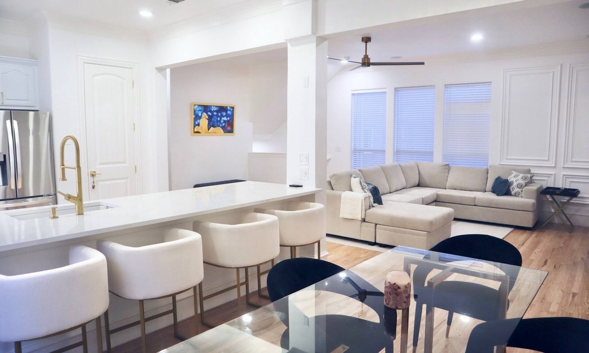 Knox - Henderson Condo | Modern Lower Greenville/Knox-Henderson Townhome