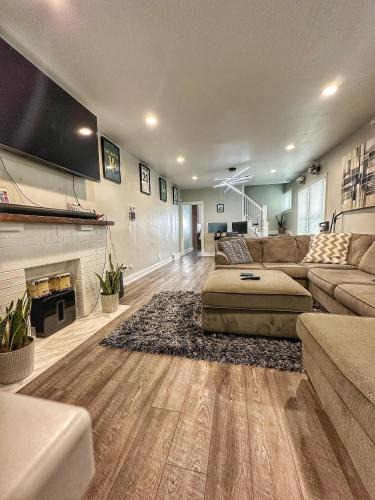 Columbus House | Modern Luxe 3BR 1BA with Bar 7