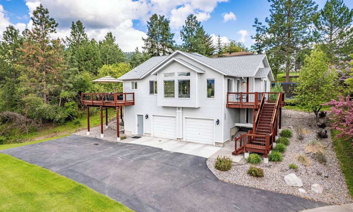 Moose Can Gully House | Modern Missoula home with AC, WiFi, 2-car garage, sleeps 10, & beautiful views!