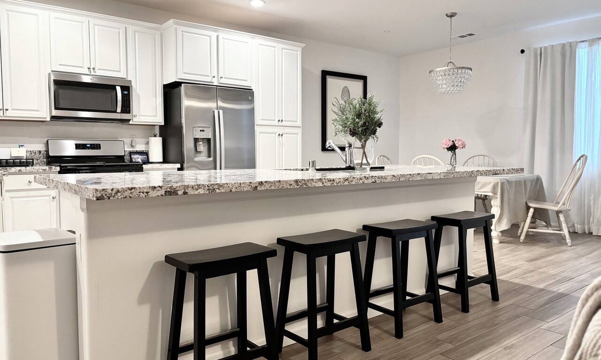 Reedley House | Modern Newly Built 3 BD with 4 beds/2 BA Home - Near 3 Nat. Parks & 3 major HWYs
