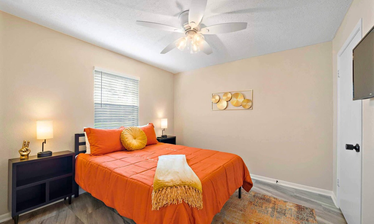 El Lago House | Modern Retreat: Walk to Beach, Arcade & BBQ Patio