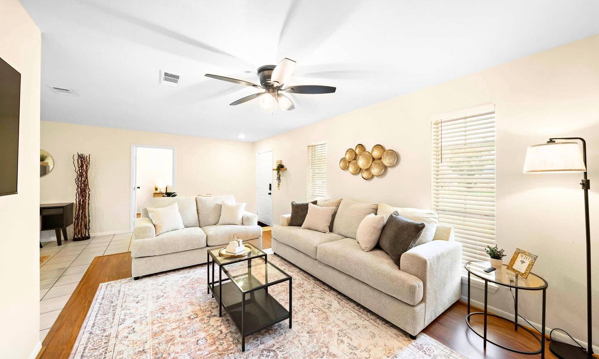 El Lago House | Modern Seabrook Getaway: Cozy Rooms | Yard | BBQ