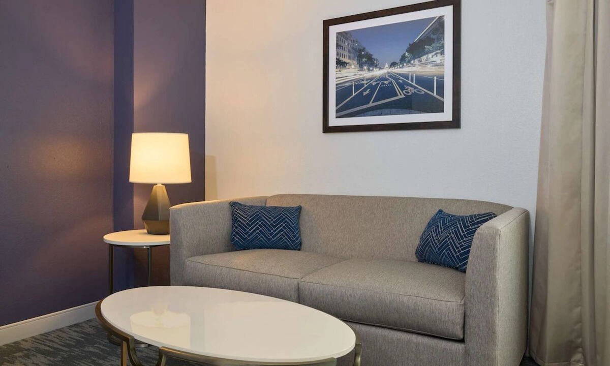 Mount Vernon Triangle Hotel | Modern Stay near National Mall, Smithsonian Museums & DC Convention Center
