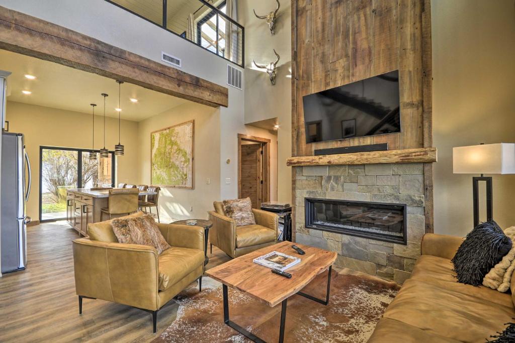 Red Lodge House | Modern Townhome with Rooftop Deck and Hot Tub!