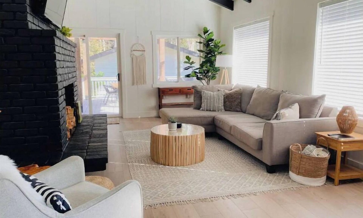 Little River Cabin | Modern & Tranquil ~ Mins to Coast ~ ♛Hot Tub ~ BBQ