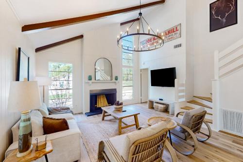 Brookeland House | Modern Treehouse Vibes Close to Club and Lake