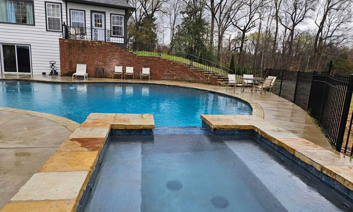 Raleigh House | MONTHLY STAYS- Expansive 10-BR Southern Estate – 18 Beds, 6 Baths, Pool and More