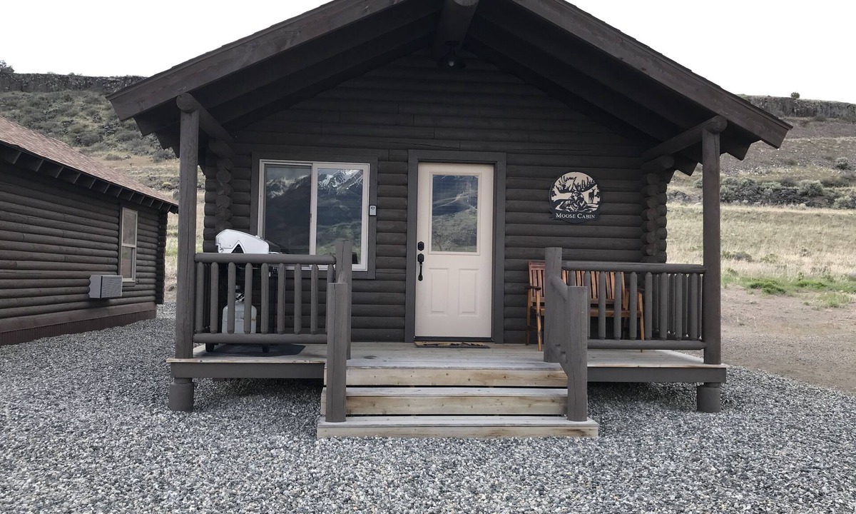Emigrant Cabin | Moose log cabin in Paradise Valley 27 miles from the North to Yellowstone Park.