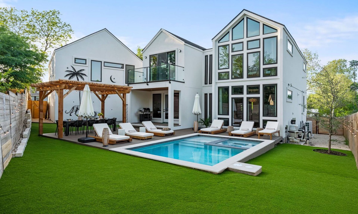 South Manchaca House | Mount Vernon Estate · Sleeps 18, Pool, Gym & More