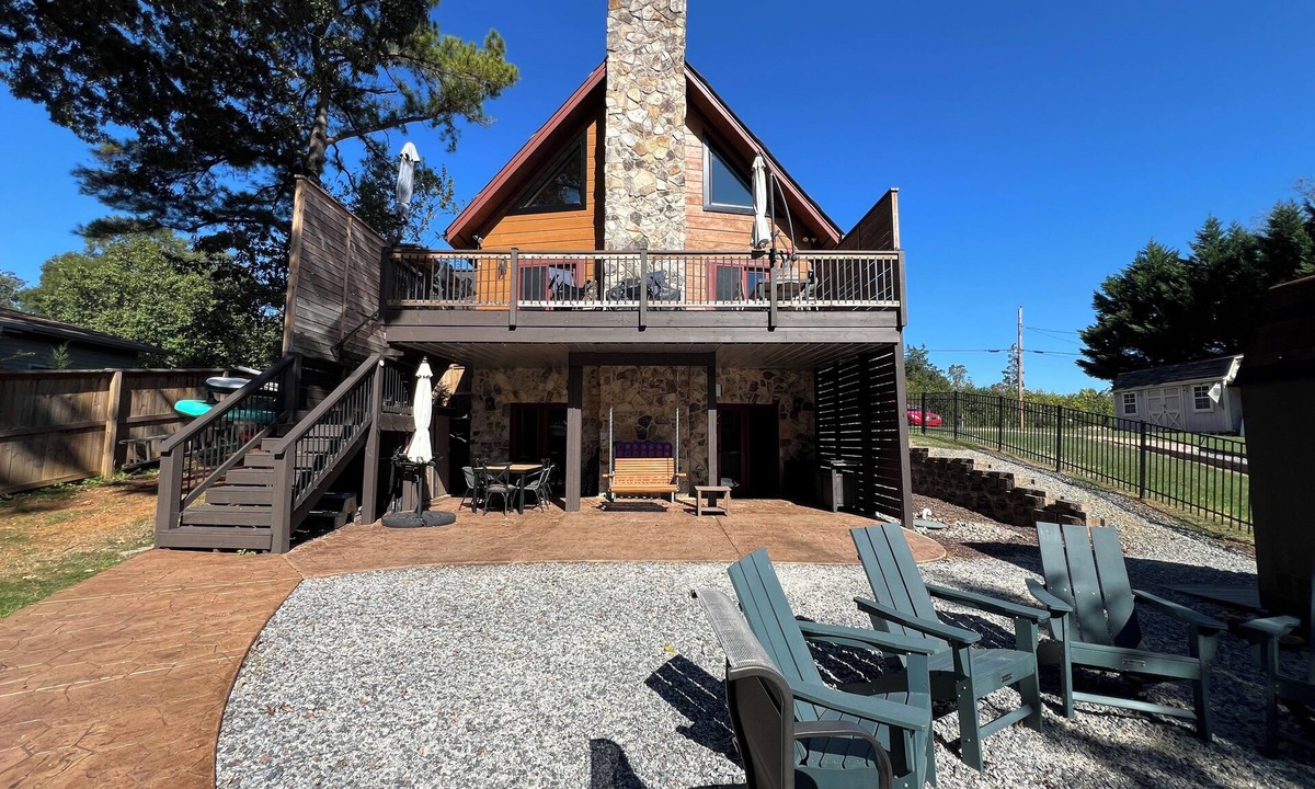 Huntersville House | Mountain Island Lake Lodge: Private Dock, Kayaks, Paddle Boards, Family Fun!