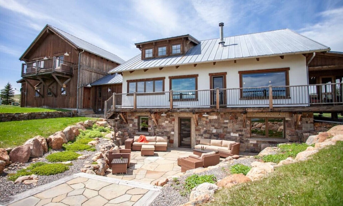 Livingston House | Mountain Retreat: Luxurious Chalet w/Pond & Sauna Near Yellowstone