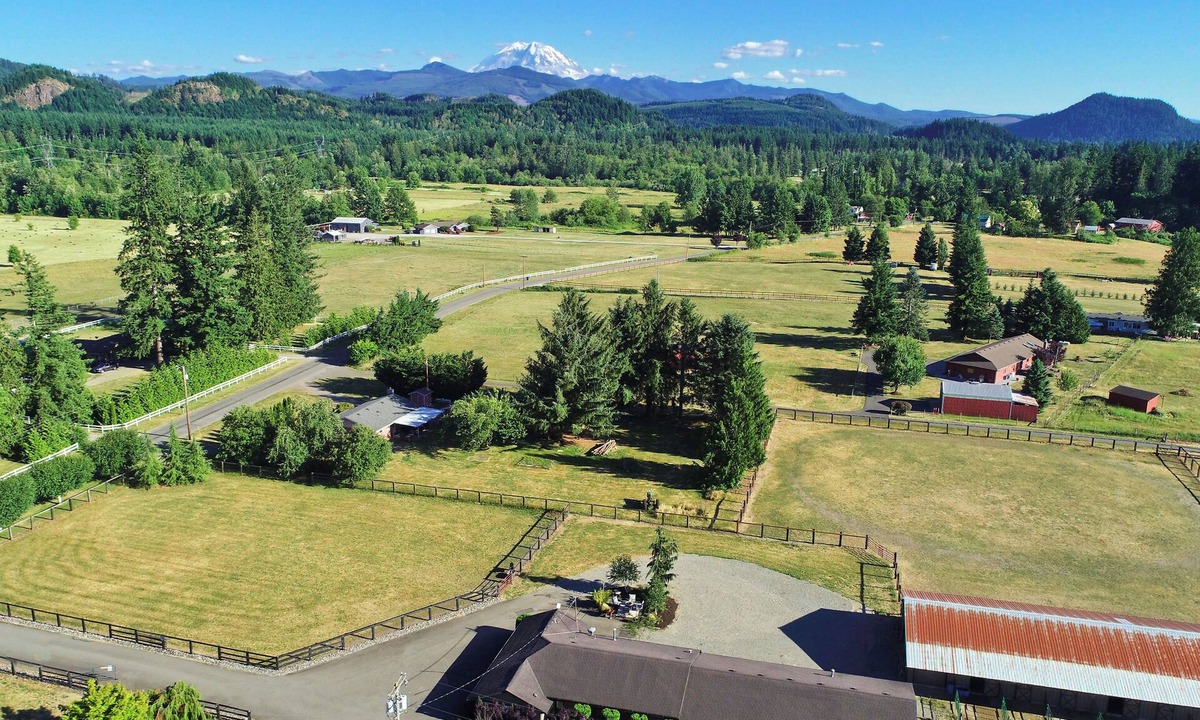 Enumclaw House | Mt Rainier & Crystal Mt is your back yard in the Town of Enumclaw
