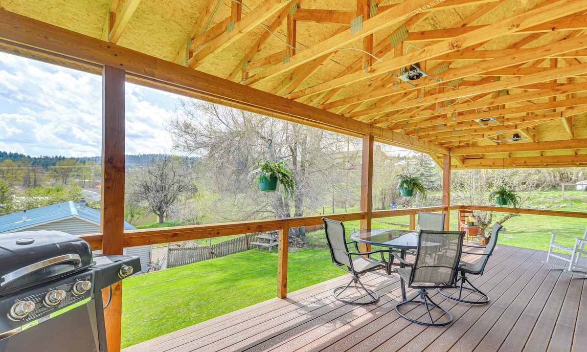 Eureka Apartment | Mtn-View Eureka Apartment: Walk to Eateries!