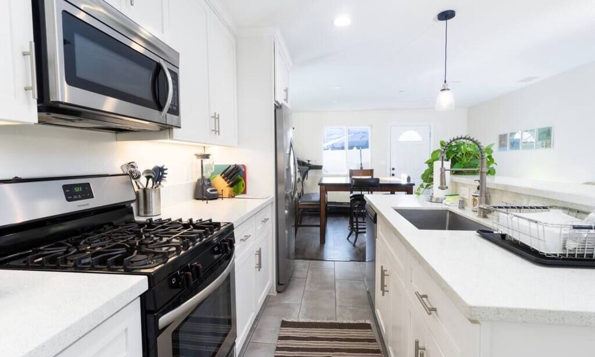 National City House | National City Gem 3BR & 2 BT Sleeps 8!