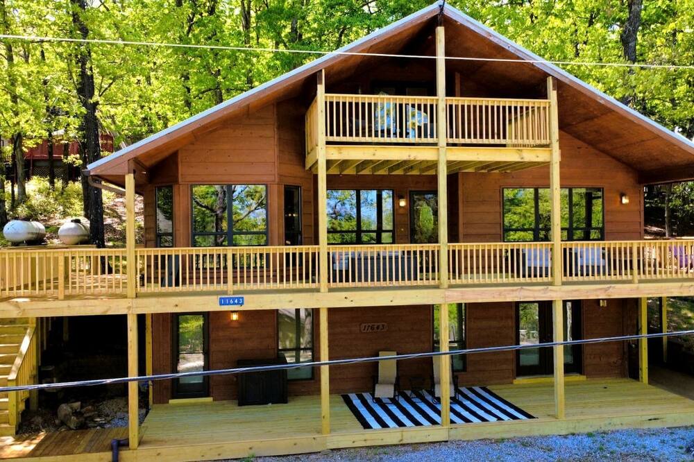 Lost Bridge Village House | Nature Lover’s Dream with Expansive Tiered Deck Spaces in Garfield, Arkansas