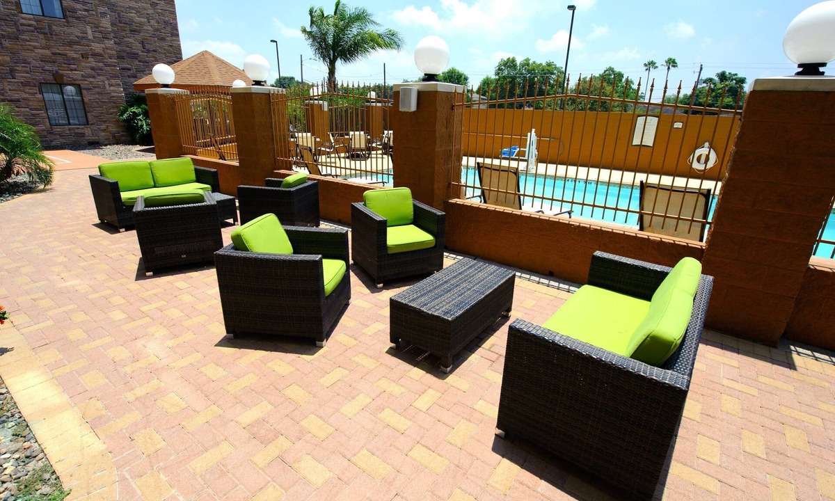 South Side Condo | Near Area Beaches | Free Breakfast & Pool Access!