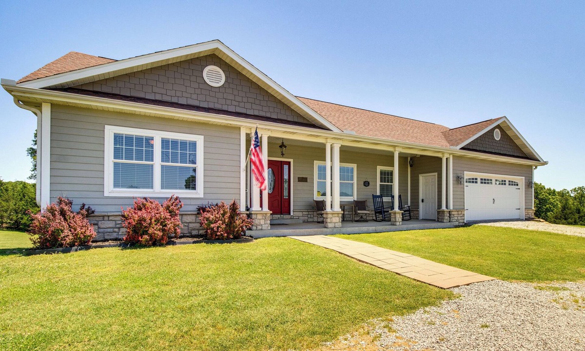 Mountain Home House | Near Bull Shoals Lake: Spacious Golfer's Getaway!