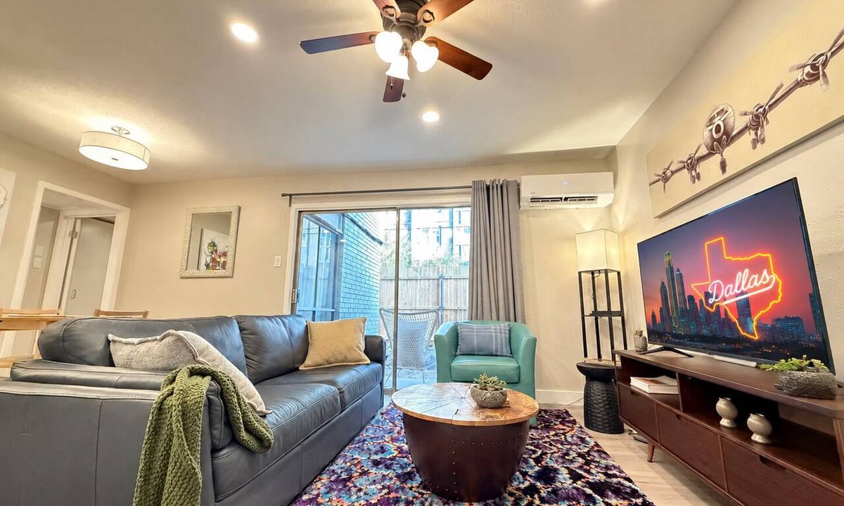 Oak Lawn Condo | Near Dallas Market Center & Walk to Vibrant Cedar Springs Strip w/Gated Parking