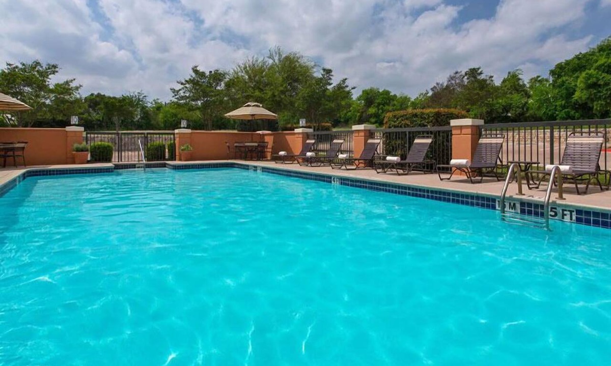 St. Johns Hotel | Near High Five Entertainment! FREE Parking, Outdoor Pool, Pets Allowed!