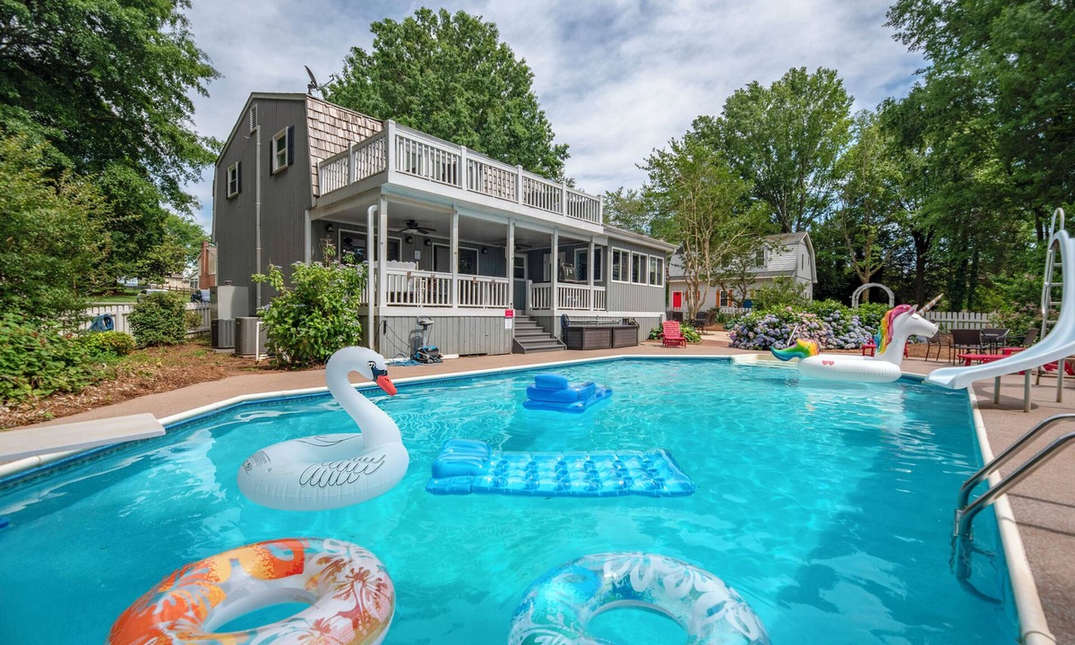 Mount Mourne House | Near Lake Norman, Pool, Hot Tub, Volleyball, Basketball, Pickleball, Putt Putt