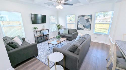 Beasley House | Near Rosenburg & Needville Sleeps 9 Pet Friendly