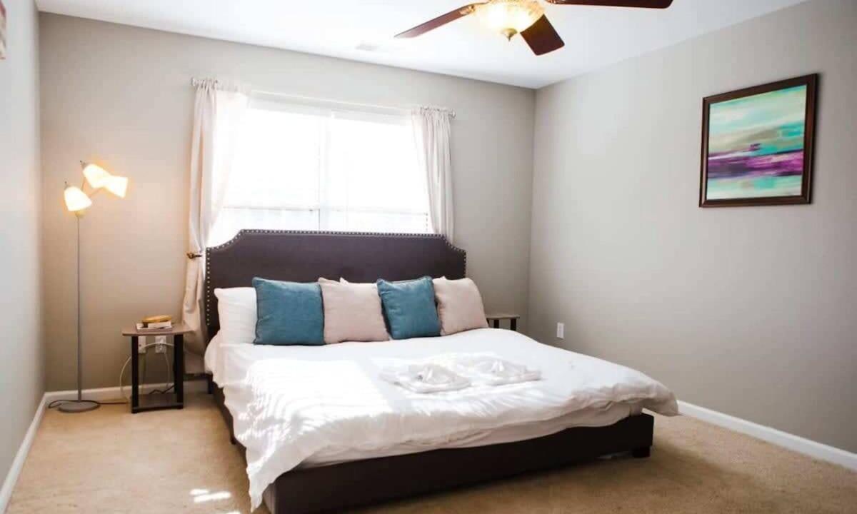 Columbia House | Near USC&Base w/Screened Porch - The Lucky Charm