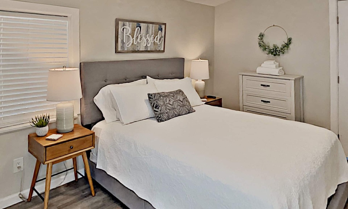 Golden Hill House | New 1Bd Steps to Broadway! Near Downtown, Zoo, Coronado, Jacuzzi & BBQ Area with Fire Pit!