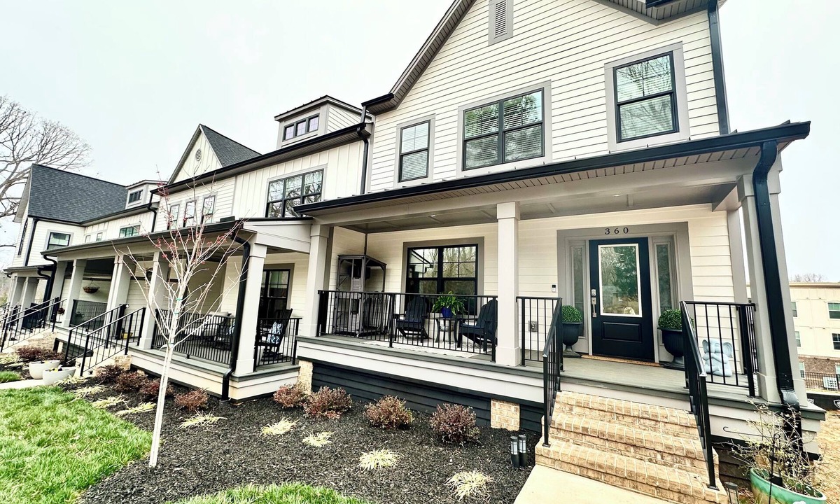 Waxhaw House | NEW 3 BDRM 3.5 Bath Townhome in Downtown Waxhaw, NC- 20min to Charlotte