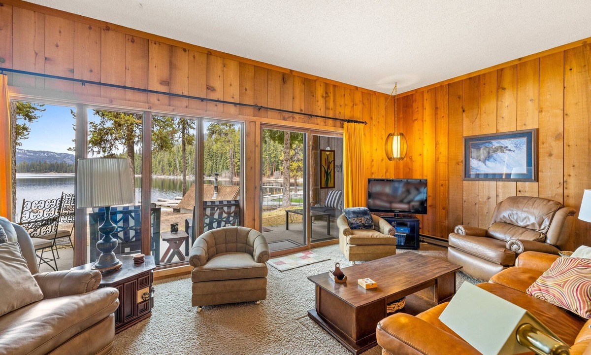 McCall House | New* 70s Lakefront condo in Tamarack Bay with dock, pool, beach