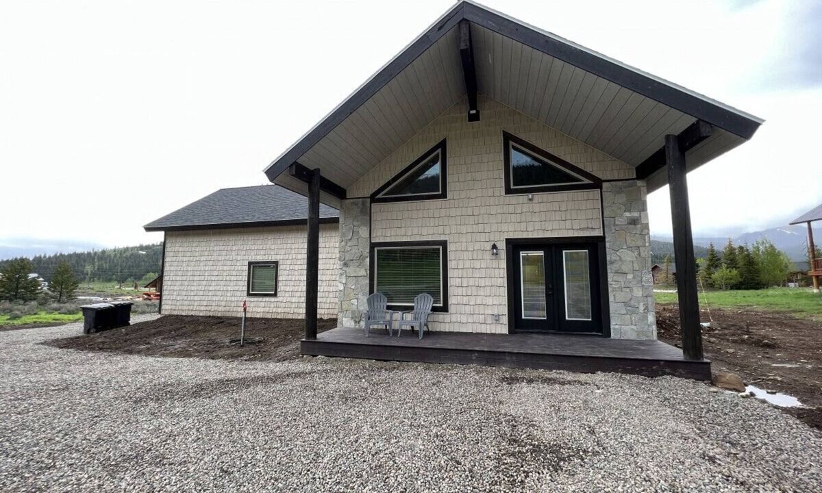 Island Park Cabin | New Build, AC, Hot Tub, 15 Min to Yellowstone