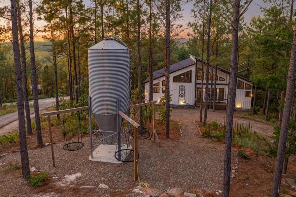 Broken Bow House | New Cabin w Hot Tub + Views Sleeps 12