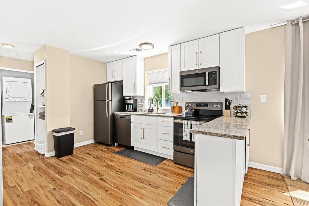 Roseville Apartment | New! Comfy 1BR Upper Flat near Downtown Roseville