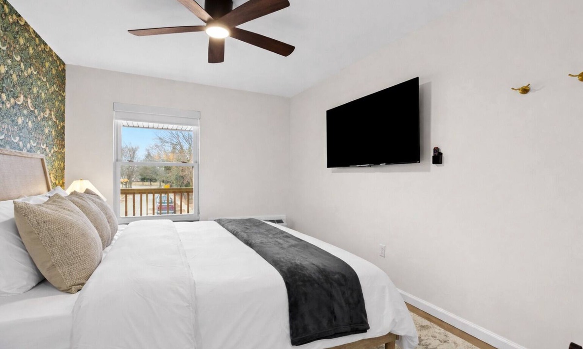 Eastpointe Apartment | New!Cozy 1BR Upper in Eastpointe