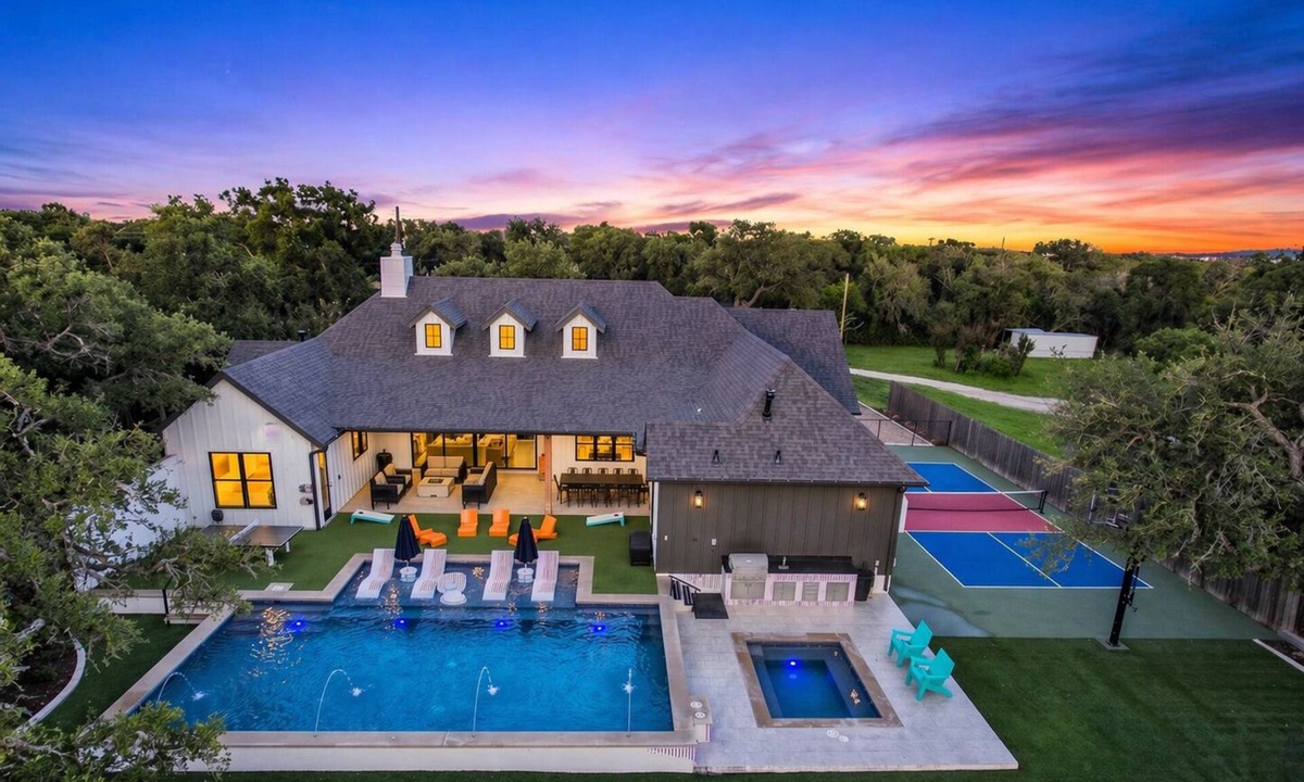 Dripping Springs House | -NEW-Downtown DRIP Pool/Spa/Golf/Pickleball/30Guests