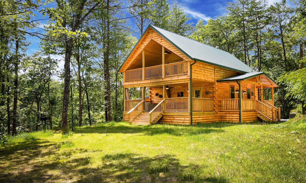 Gatlinburg - Pigeon Forge Cabin | New Gatlinburg Cabin Mtn Views Theater Room, King Bed Internet Hot Tub, Tickets!