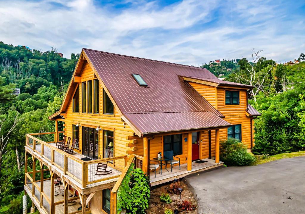 Chalet Village North House | New Listing!! 4bed, 5 bath in the heart of it all, vastly amazing views!