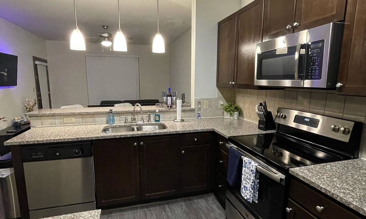 Westside Condo | ⭐️NEW LISTING⭐️Luxury Condo Suite w/Netflix & Wine
