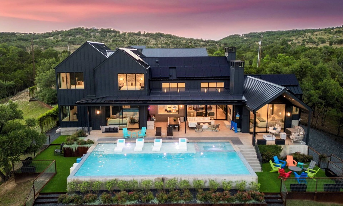 Henly House | NEW Luxe Estate, Pond, Pool, Pickleball, Animals, 20 PPL