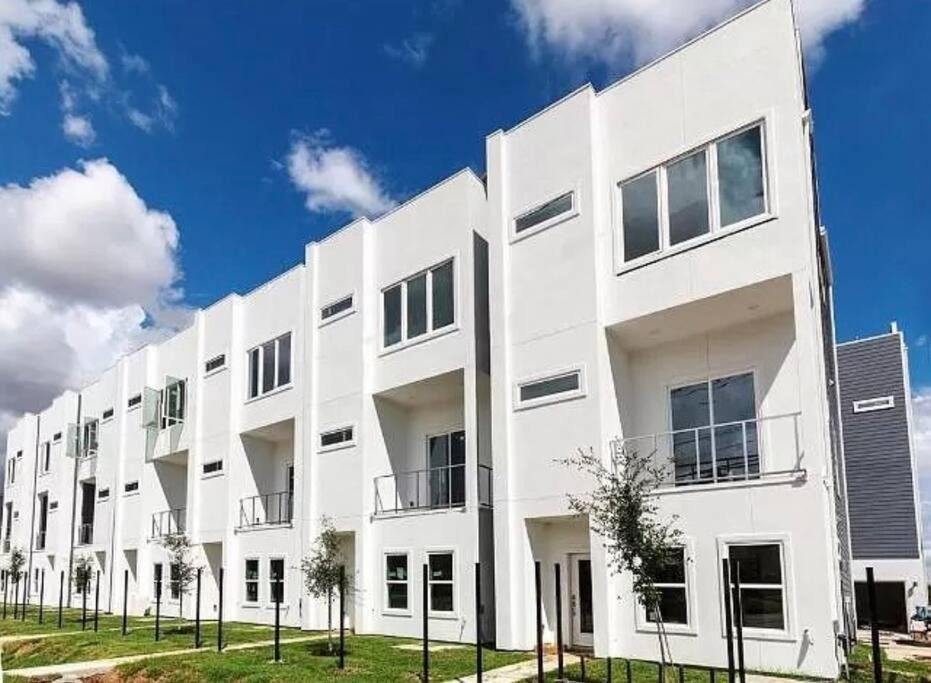 Astrodome Villa | NEW! Luxurious Downtown 4 Story Rooftop Terrace! Casa De Poiz