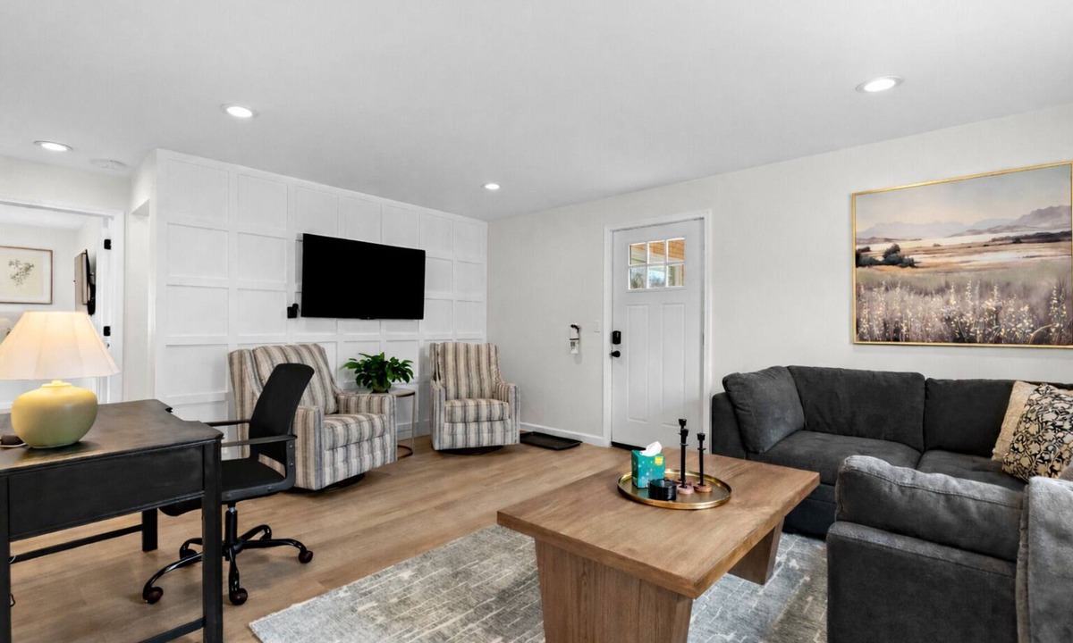 Eastpointe Apartment | New! Luxury 2BR Suite | 20 min to Downtown Detroit