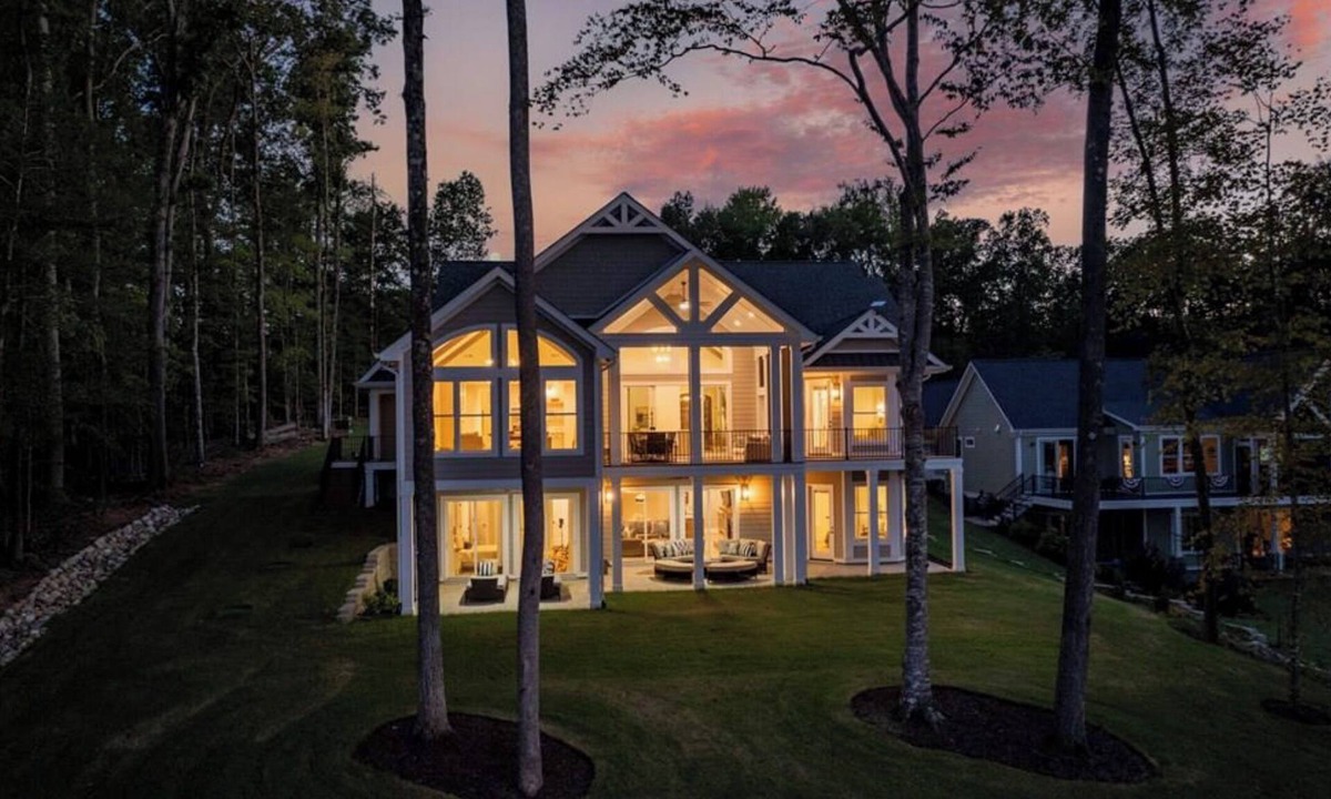 Wise House | New Luxury Home on Main-Lake Perfect for Family Getaways