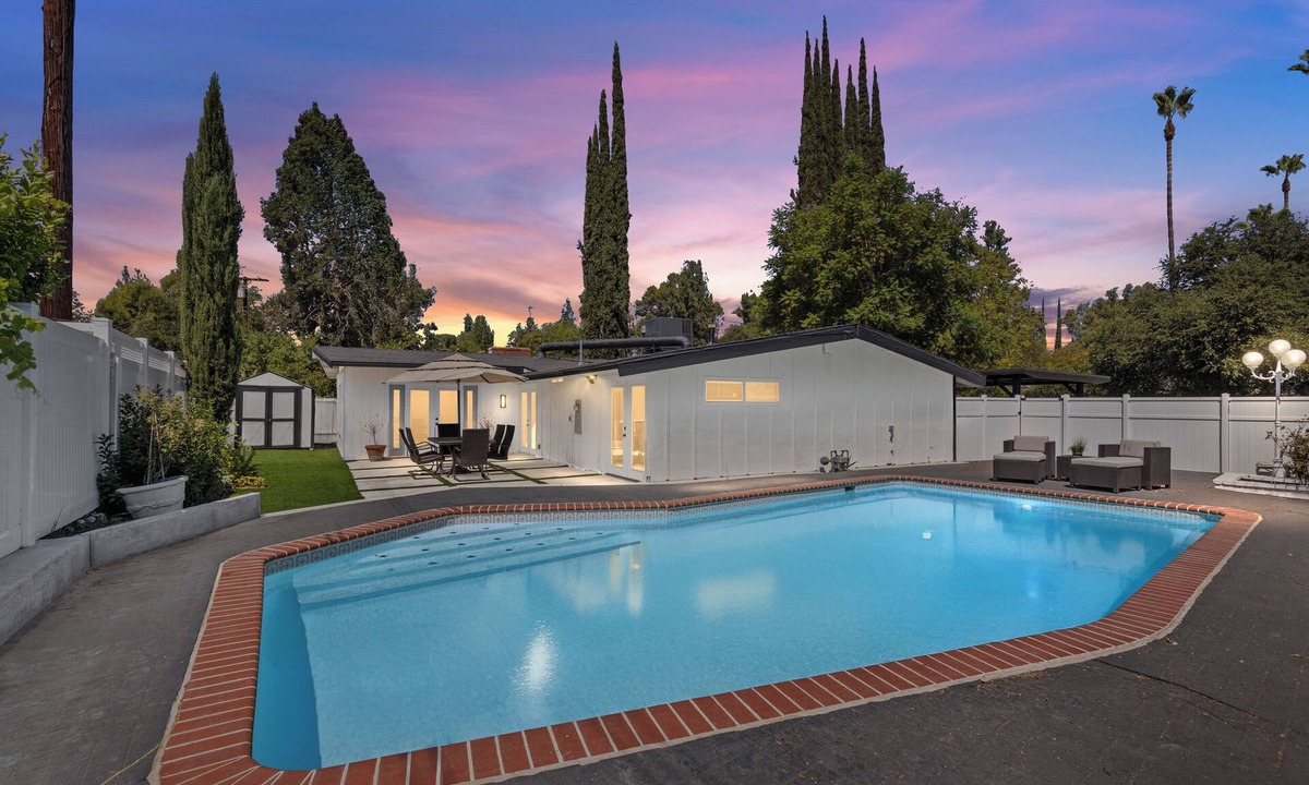 Woodland Hills House | NEW Luxury Modern Family & Pet Friendly 4 Bed + Pool 30+ Night Stay