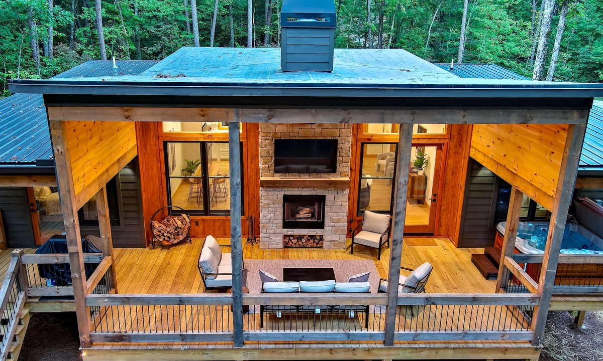 McCaysville Cabin | NEW Modern Cabin! 2 King suites, hot tub, fire-pit and 2 fireplaces!
